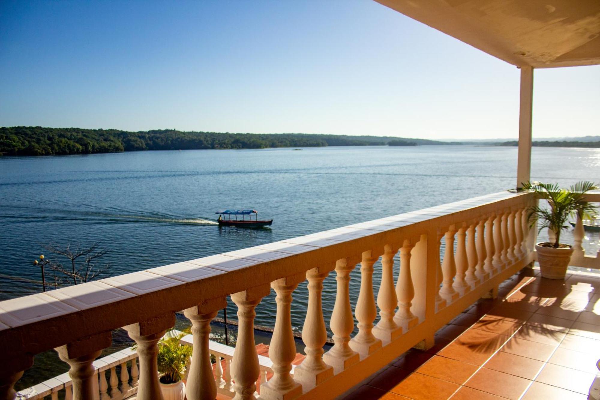 Hotel Villa Del Lago Flores Extérieur photo