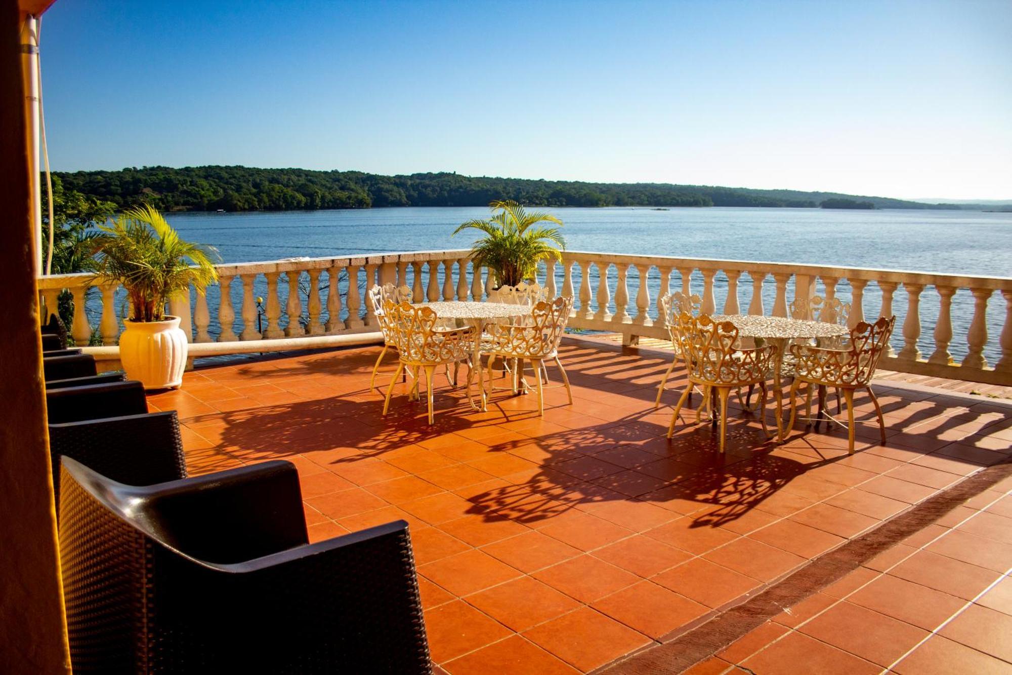 Hotel Villa Del Lago Flores Extérieur photo
