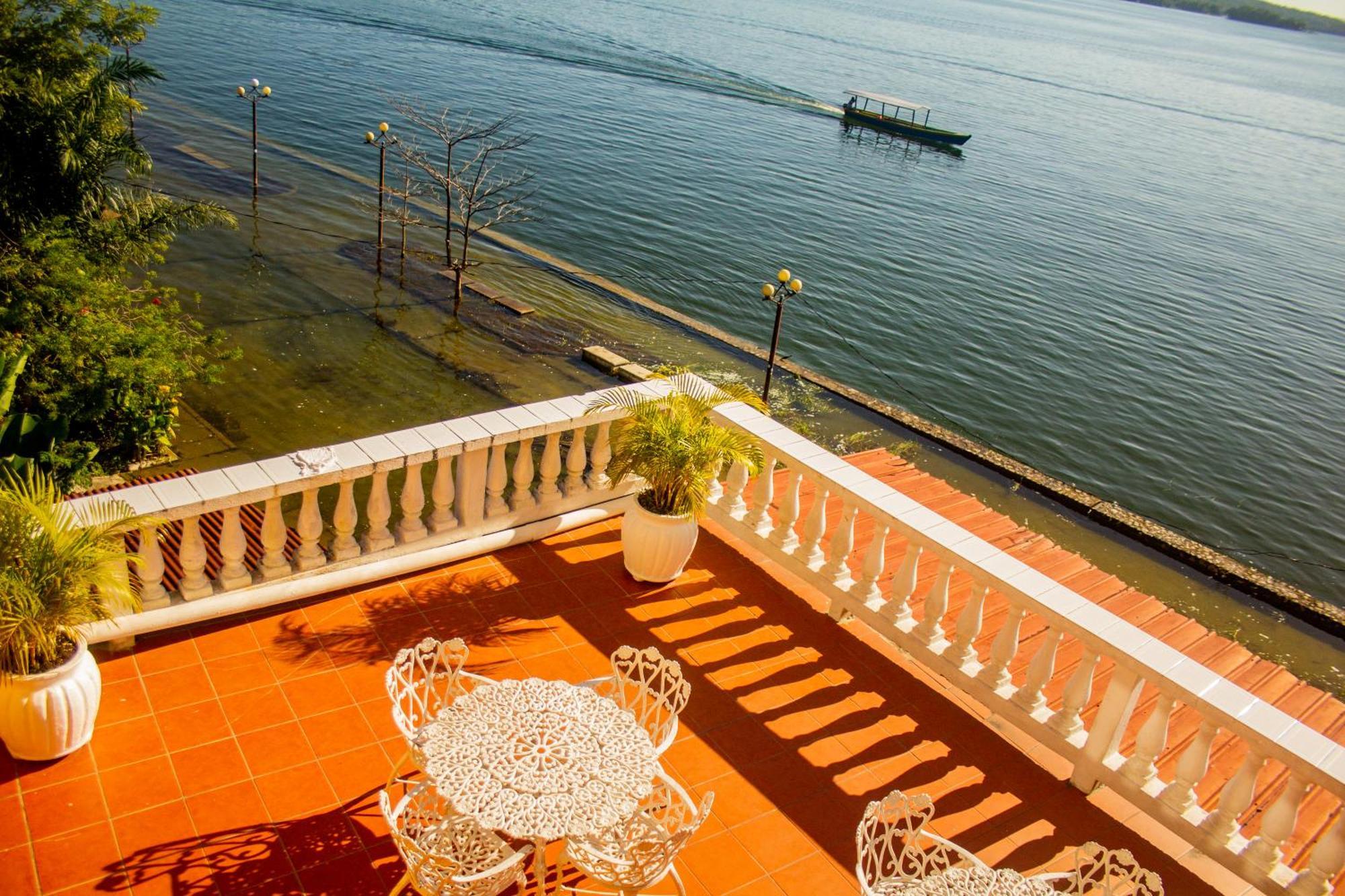 Hotel Villa Del Lago Flores Extérieur photo