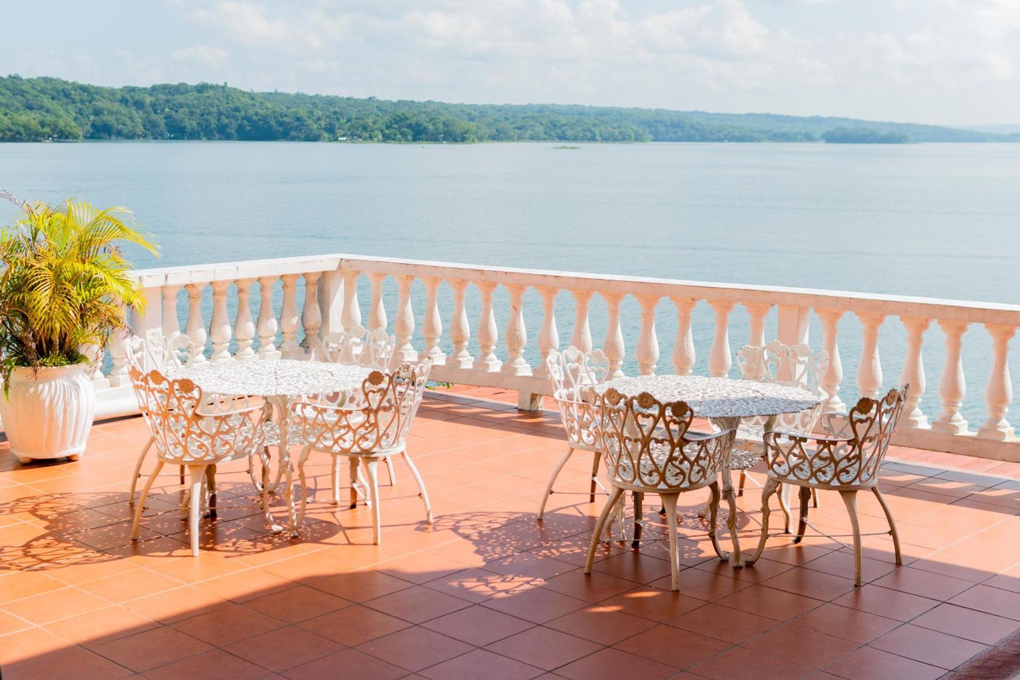 Hotel Villa Del Lago Flores Extérieur photo